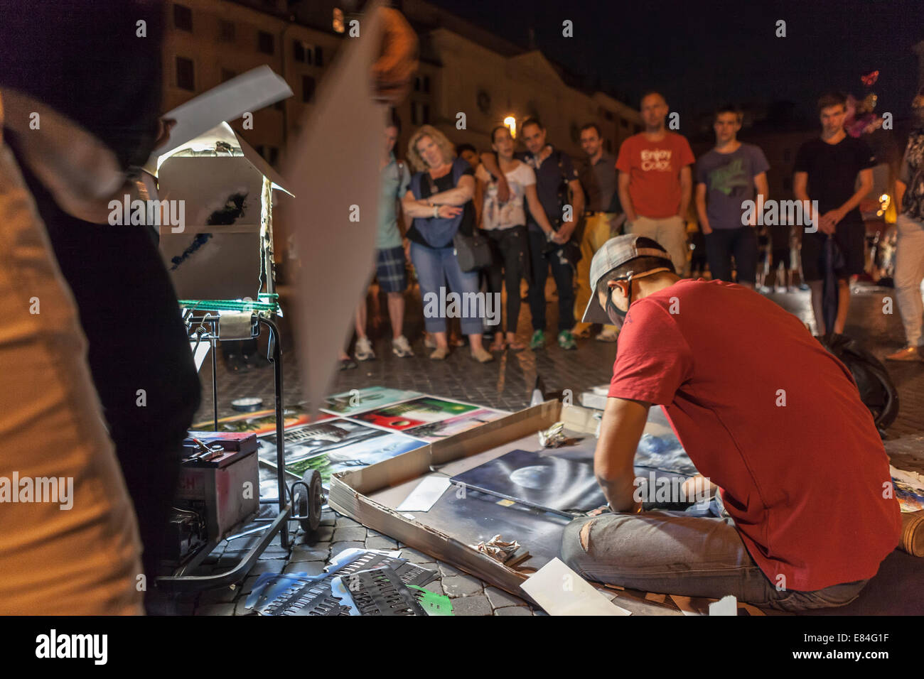 Straße Spray Maler Malerei vor einer Menge von Schaulustigen auf der Piazza Navona in Rom, Italien Stockfoto