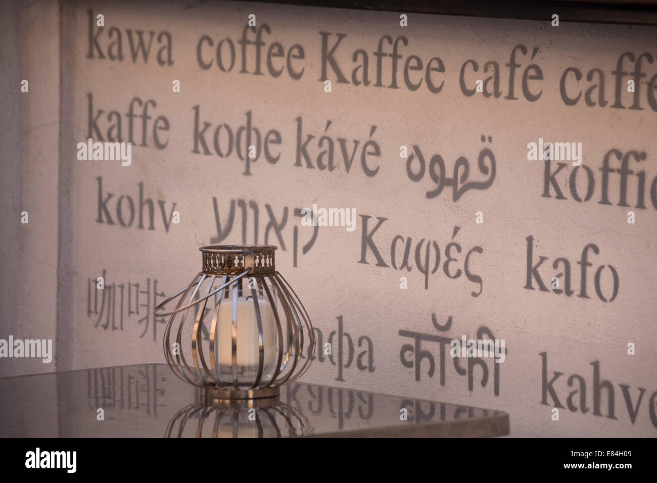 Kawa Kaffee Kaffee Cafe Caffe Kaffe Kafo Kohv Café - mehrsprachige Schriften mit reich verzierten Kerzenhalter in der Altstadt, Krakau, Polen Stockfoto