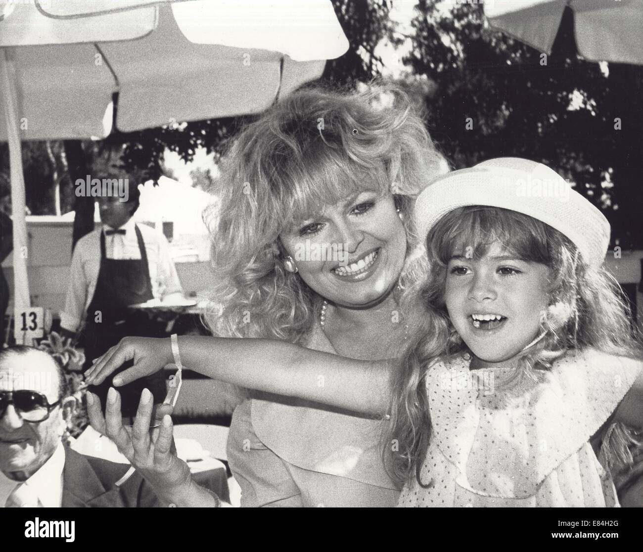 Sally struthers daughter samantha struthers Fotos und Bildmaterial in