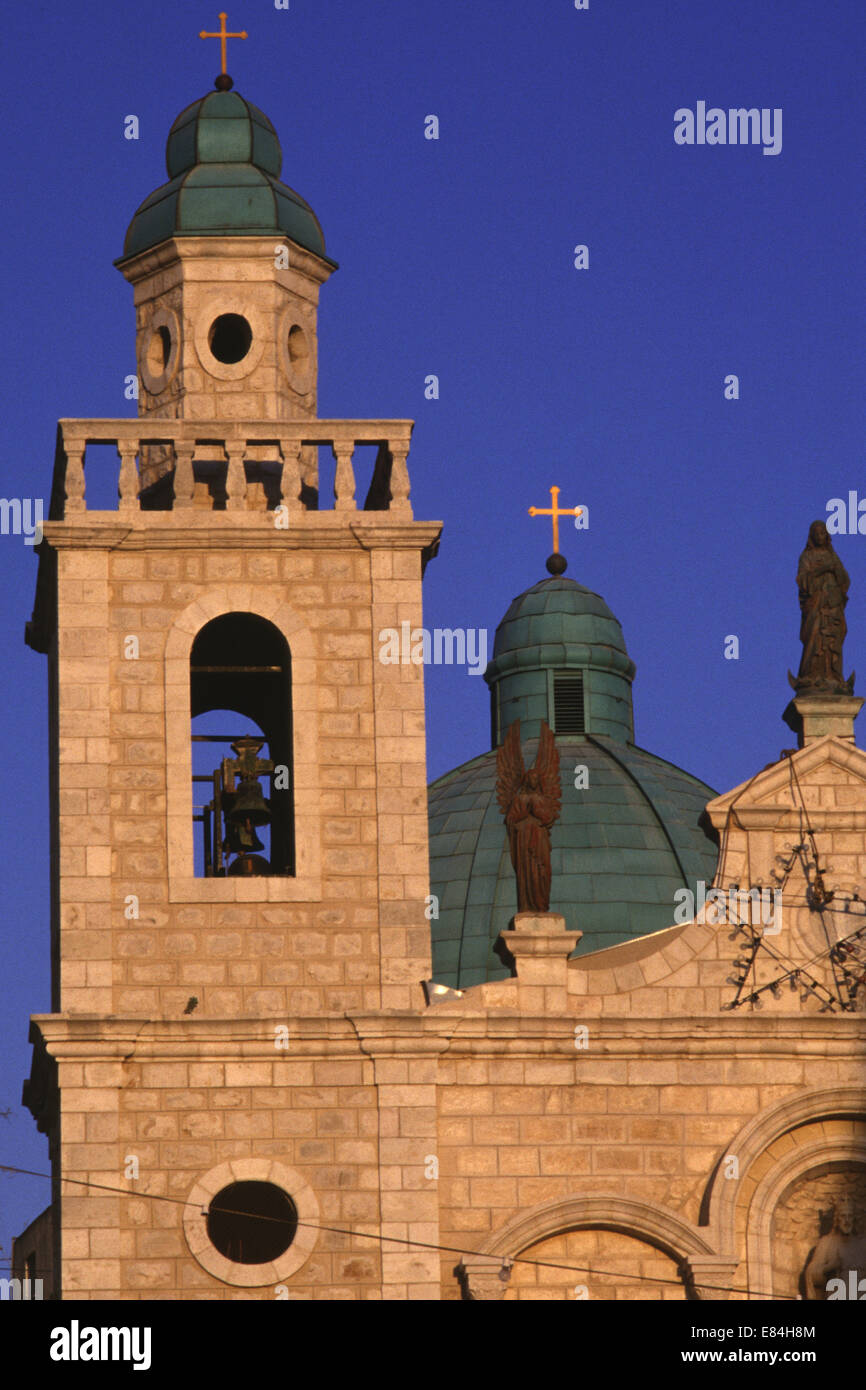 Glockentürme der Franziskanischen Hochzeit Kirche in die arabische Stadt Kafr Kanna oder Kfar Kana in Galiläa im Norden Israels befindet Stockfoto
