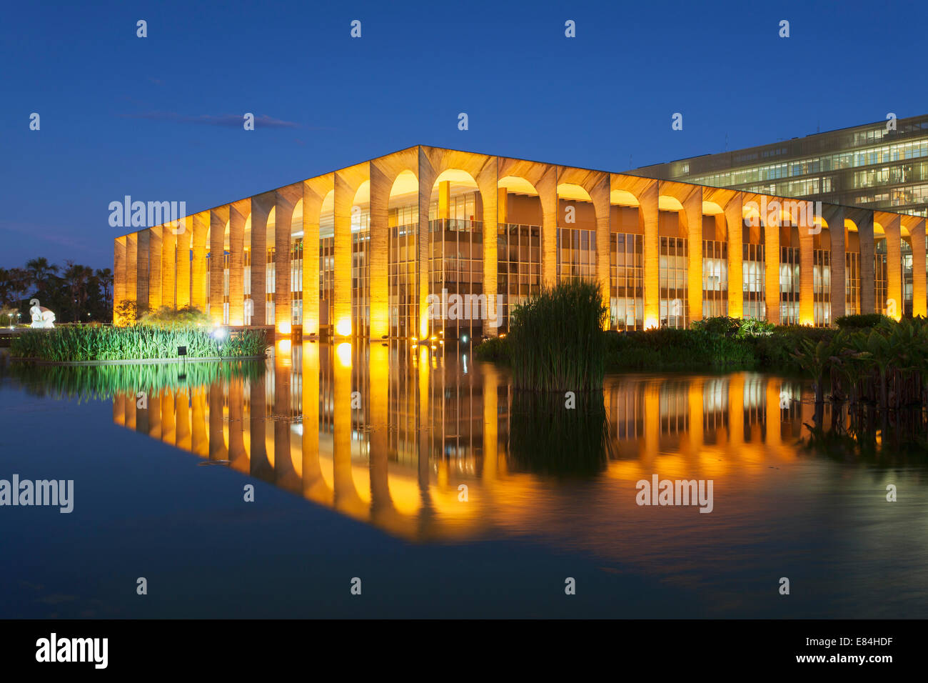 Itamaraty Palace bei Dämmerung, Brasilia, Distrito Federal, Brasilien Stockfoto