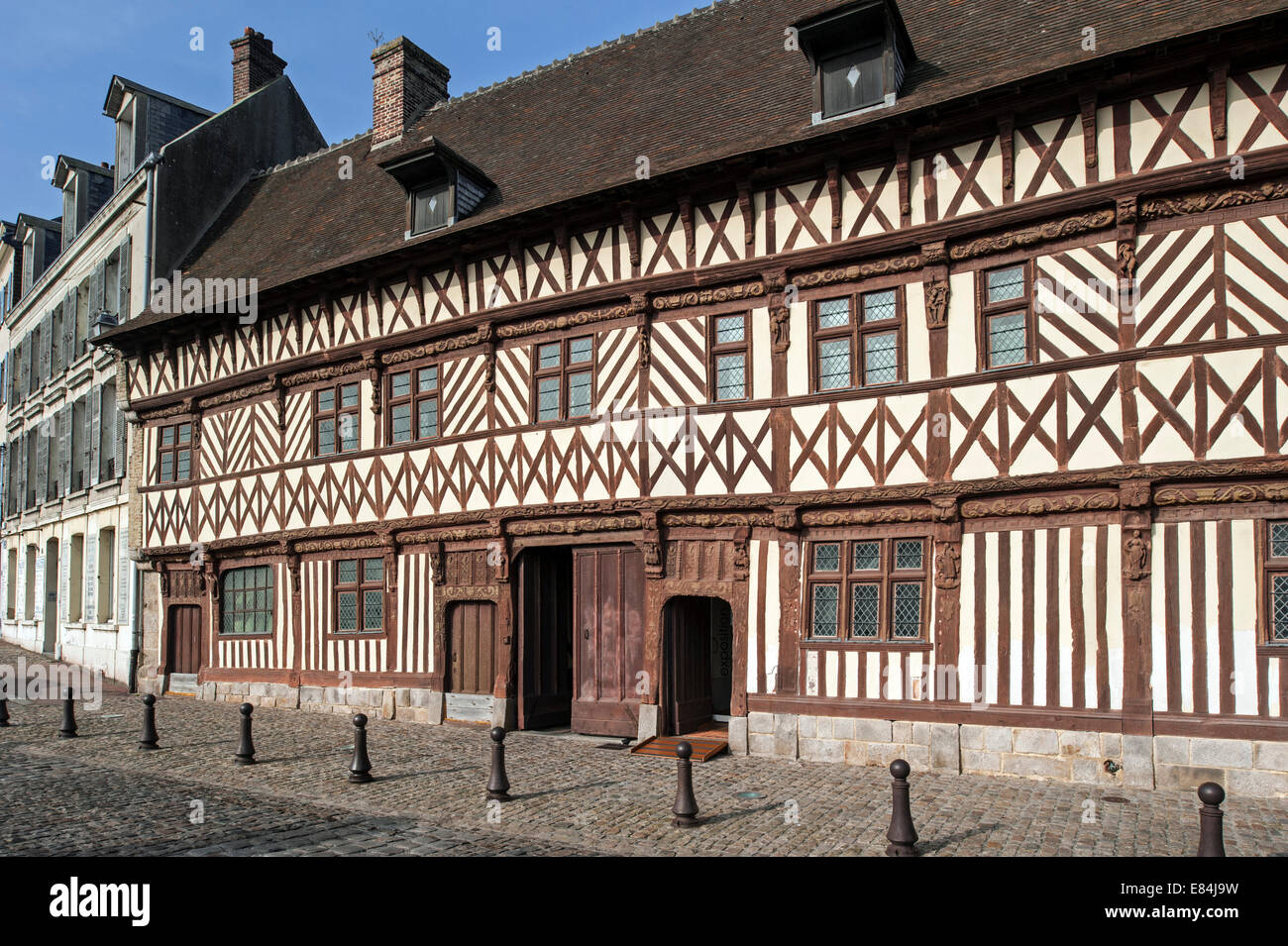 Das Fachwerkhaus aus dem 16. Jahrhundert namens Henry IV in Saint-Valery-En-Caux, Haute-Normandie, Frankreich Stockfoto