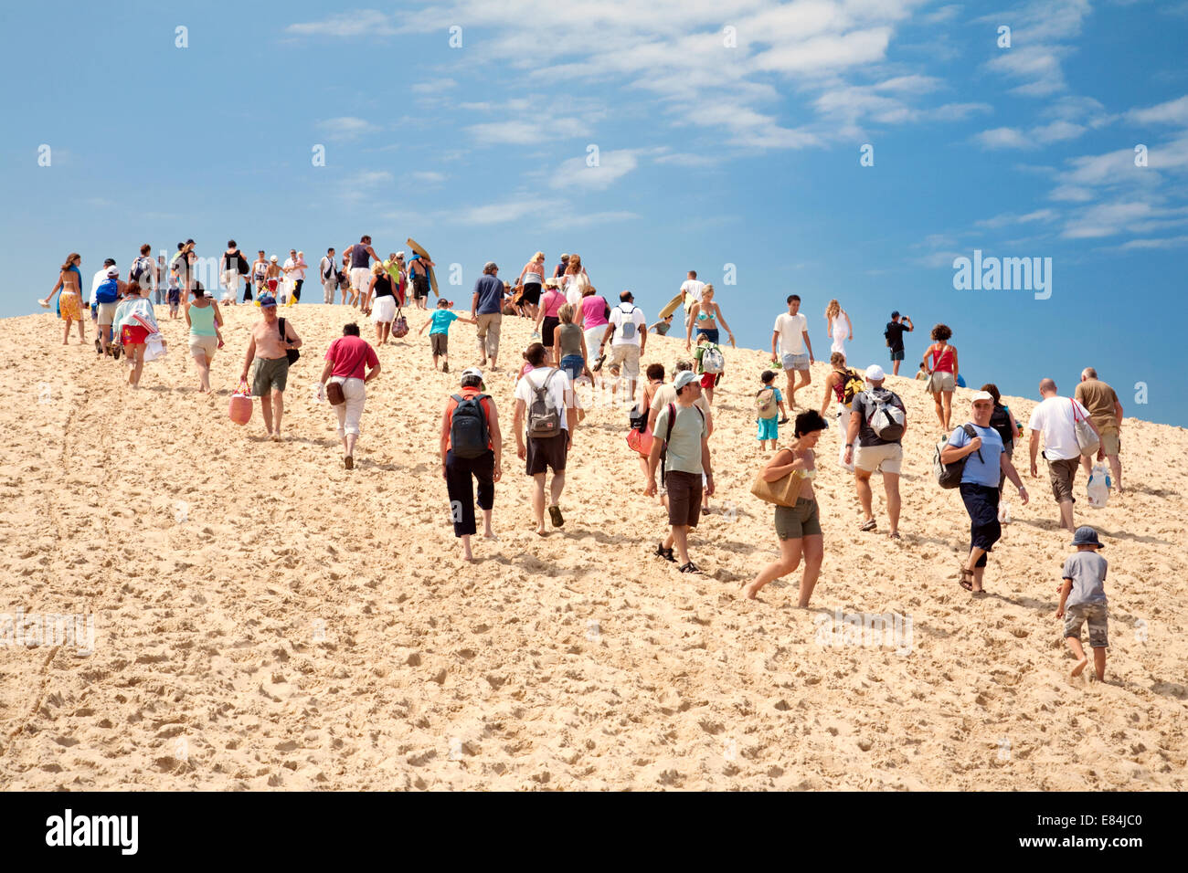 Touristen, die zu Fuß auf den enormen Dune du Pilat Aquitanien Frankreich Stockfoto