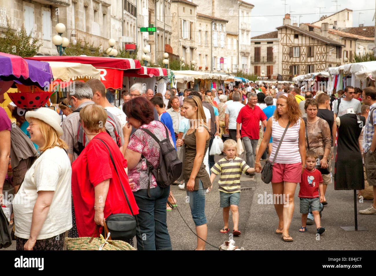 Touristen und lokalen Franzosen Einkaufen auf dem Markt, Nerac Stadt Lot et Garonne, Aquitaine, Frankreich Europa Stockfoto