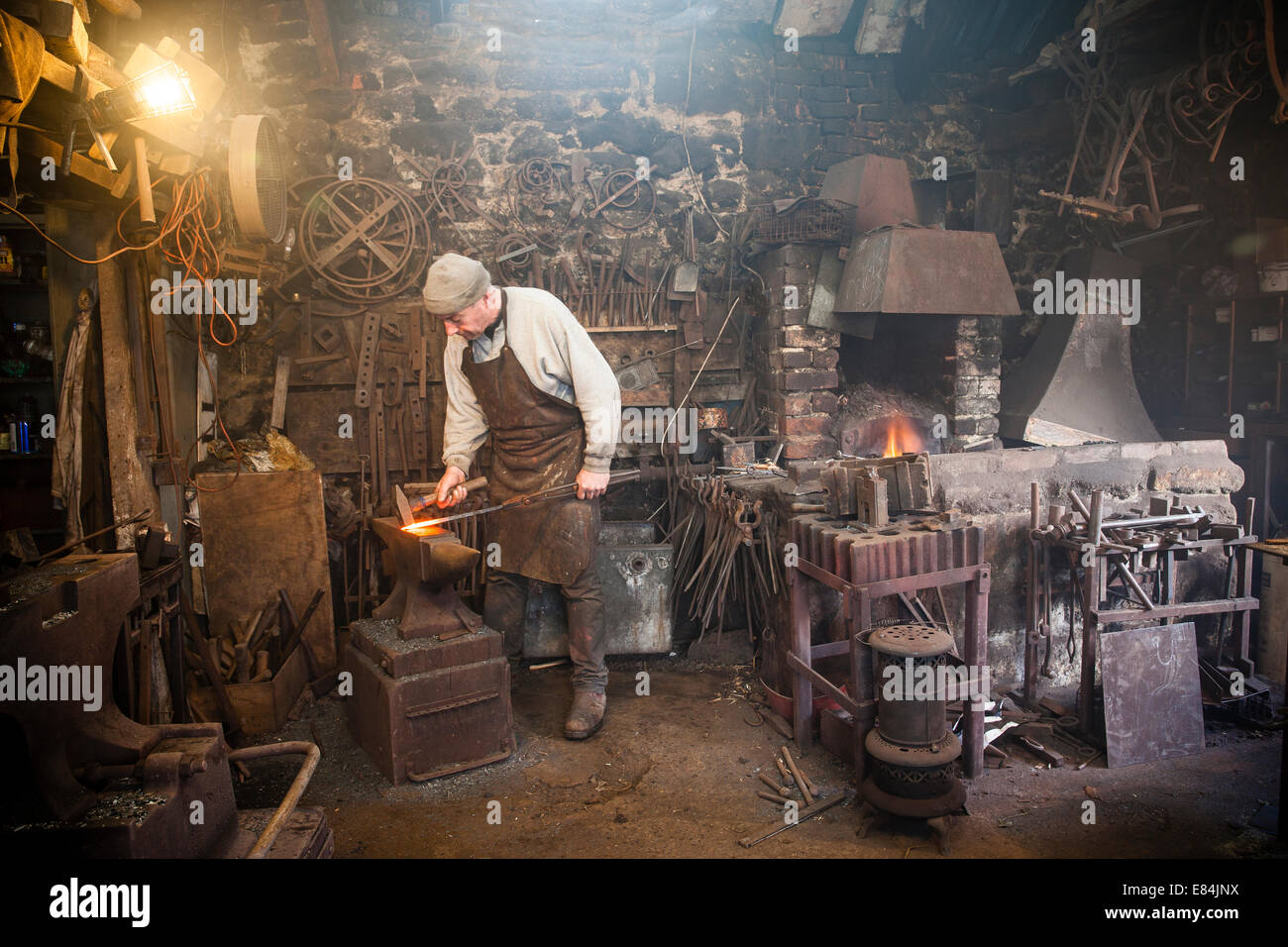 Traditionelle Schmied bei der Arbeit in seiner Schmiede, Moretonhampstead, Dartmoor, Devon Stockfoto