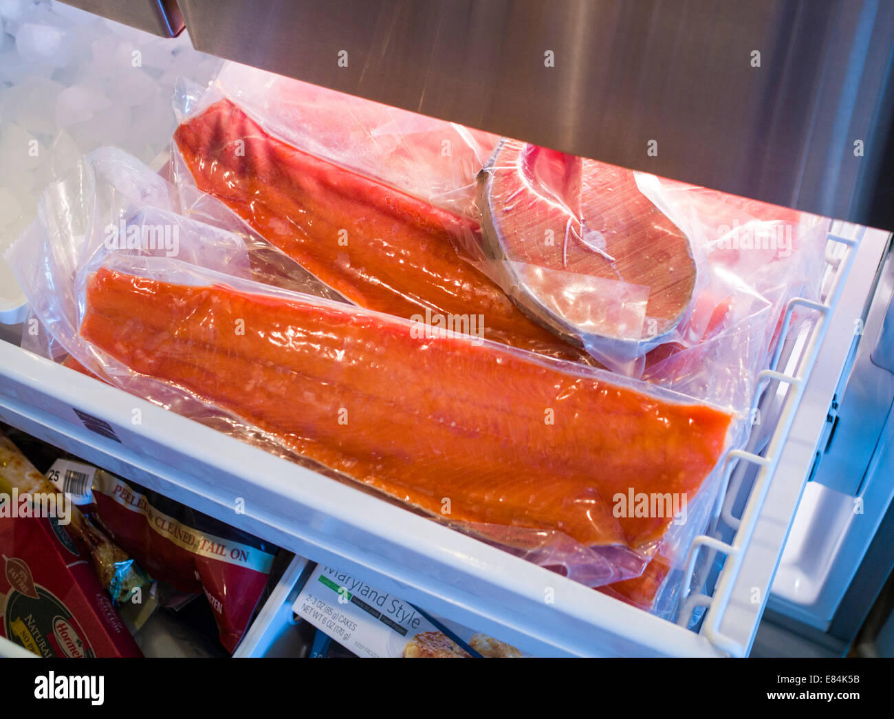 Frisch gefrorenen Lachs Fisch, Steaks & Filets in Küche Gefrierschrank aus Alaska, USA Stockfoto