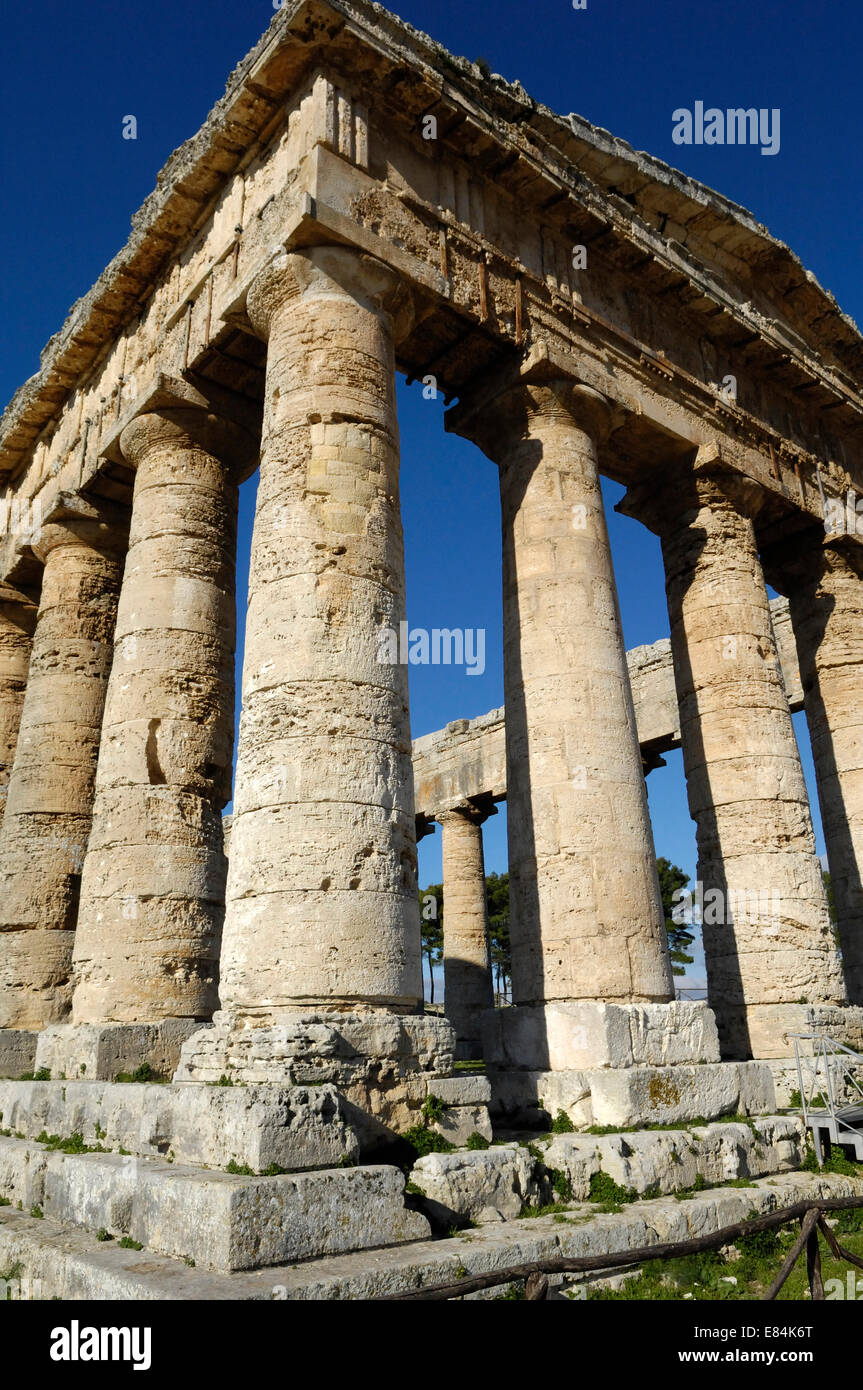 Die antiken dorischen griechischen Hellenic Tempelruinen in Segesta von Aeneas Elymern gegründet. Termine von 426 v. Chr. Stockfoto