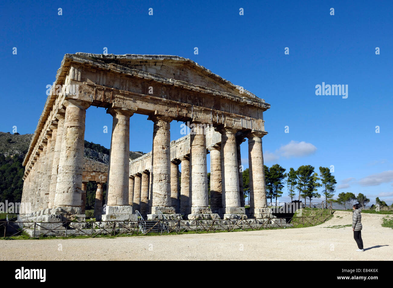 ein Blick auf die antiken dorischen griechischen Hellenic Tempel Ruinen in Segesta von Aeneas Elymern gegründet. Termine von 426 v. Chr. Stockfoto