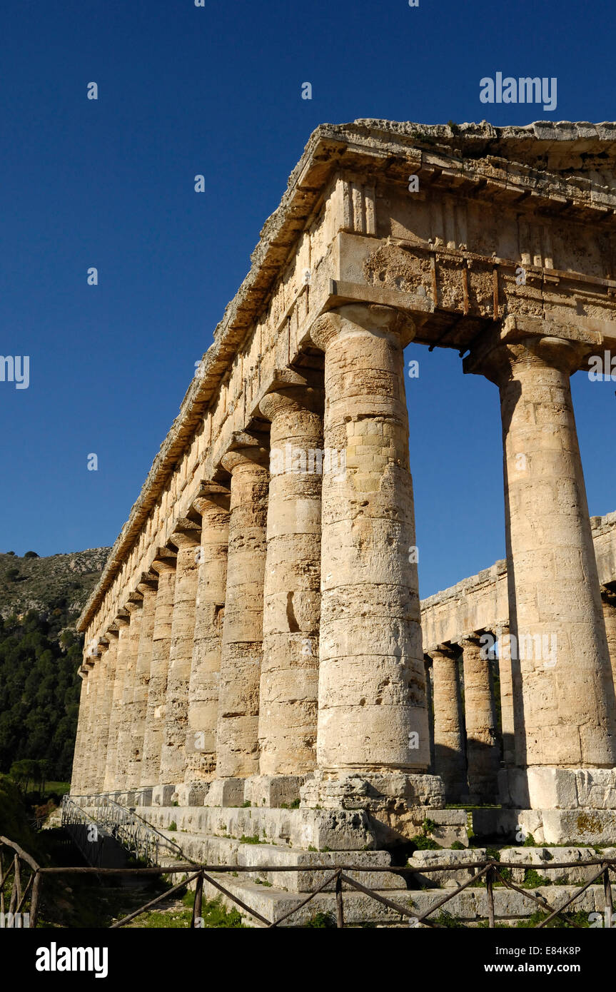 Die antiken dorischen griechischen Hellenic Tempelruinen in Segesta von Aeneas Elymern gegründet. Termine von 426 v. Chr. Stockfoto