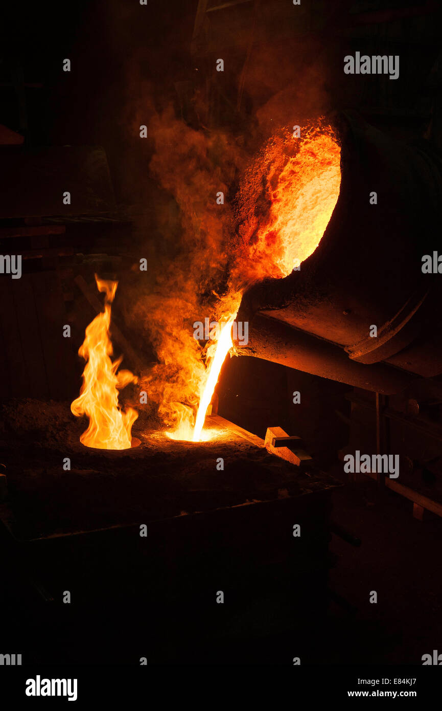 Geschmolzenen hitzebeständige Edelstahl wird in in Sandguss Formen gegossen. Stockfoto