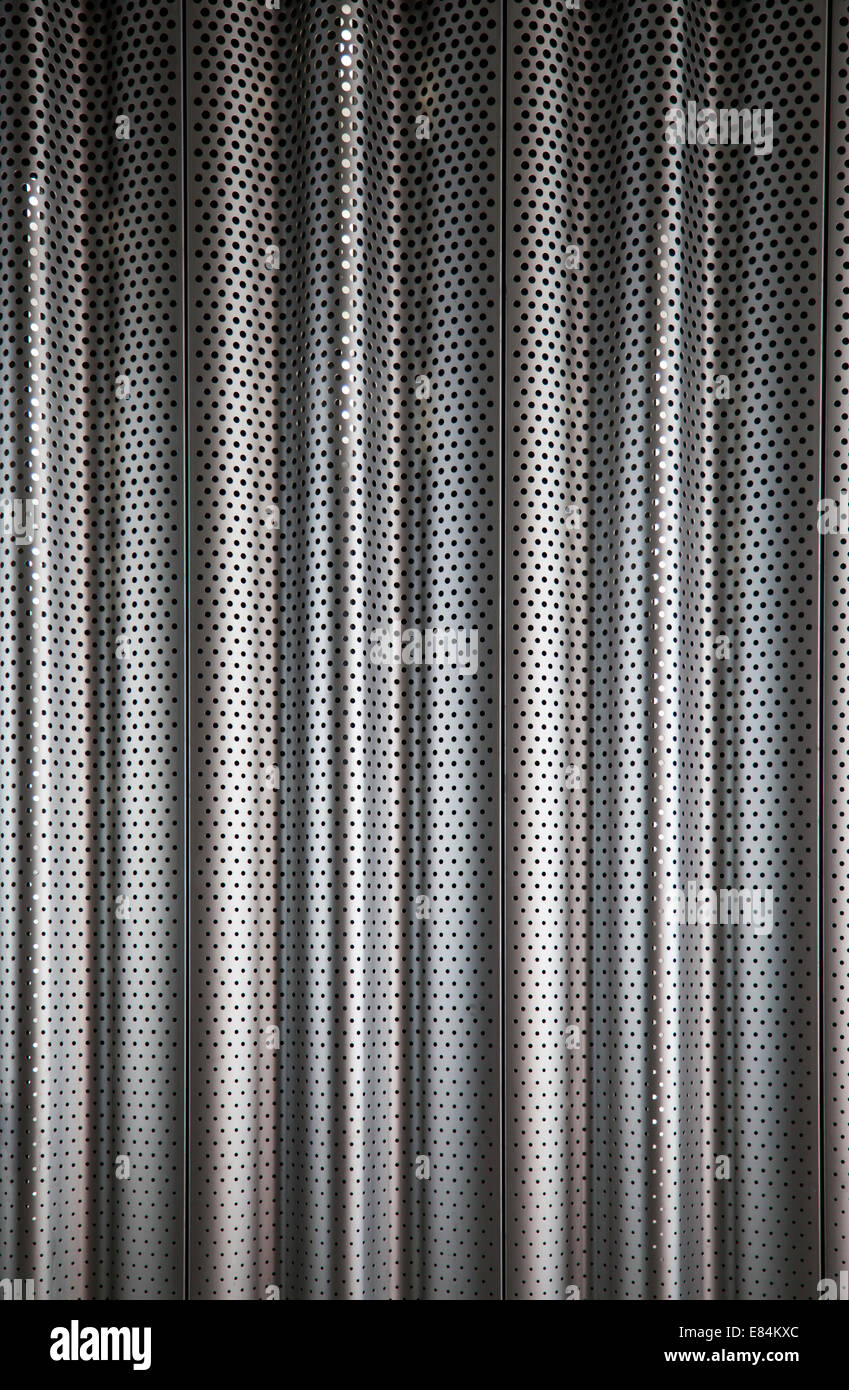 Perforierte Stahl Wandverkleidung in London - UK Stockfoto