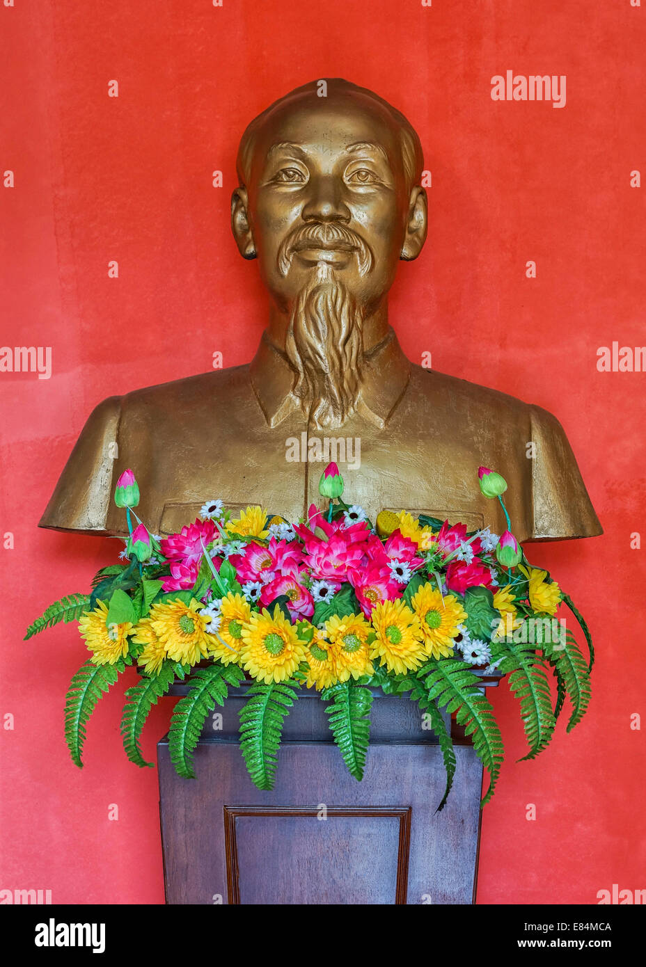 Büste von Ho Chi Min am Kriegerdenkmal. Stockfoto