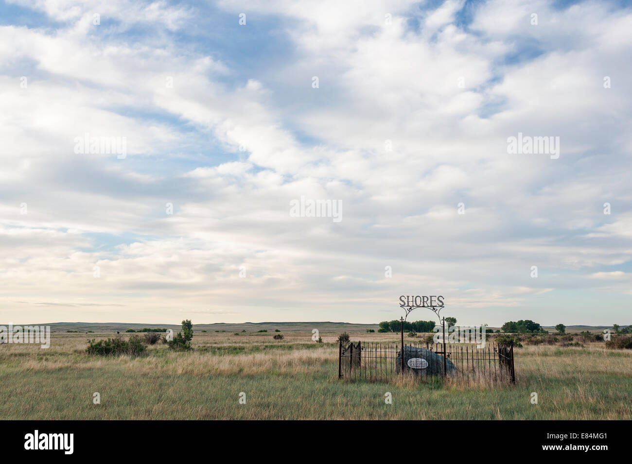 Eine Markierung an das Ufer Familie Gehöft auf dem amerikanischen Prärie-Reservat im nördlichen Montana erinnert. Stockfoto