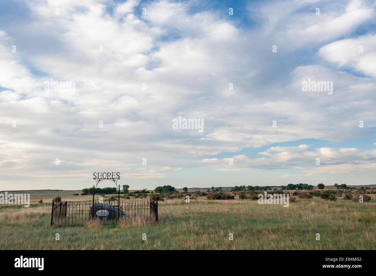 Eine Markierung an das Ufer Familie Gehöft auf dem amerikanischen Prärie-Reservat im nördlichen Montana erinnert. Stockfoto