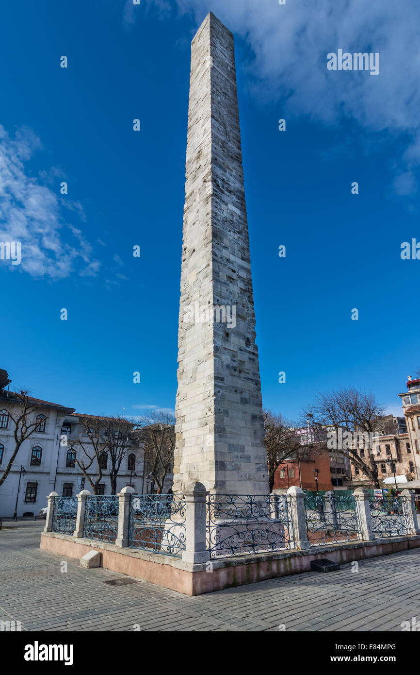 Spalte von Constantine Porphyrogenitus (ummauerte Obelisk) in alten Hippodrom. Sultanahmet, Istanbul, Türkei. Stockfoto