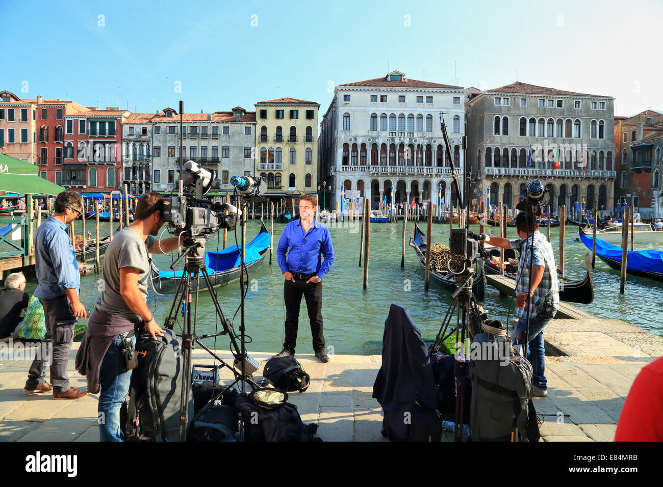 Nachrichtenreporter in Venedig, Italien. September 2014. Der Schauspieler George Clooney und der Anwalt Amal Alamuddin kommen zu ihrer standesamtlichen Zeremonie in Venedig. Stockfoto