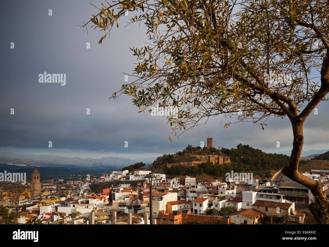 Das Hilltop Schloss und Stadt Valez Malaga, Costa Del Sol, Provinz Malaga, Andalusien, Spanien Stockfoto