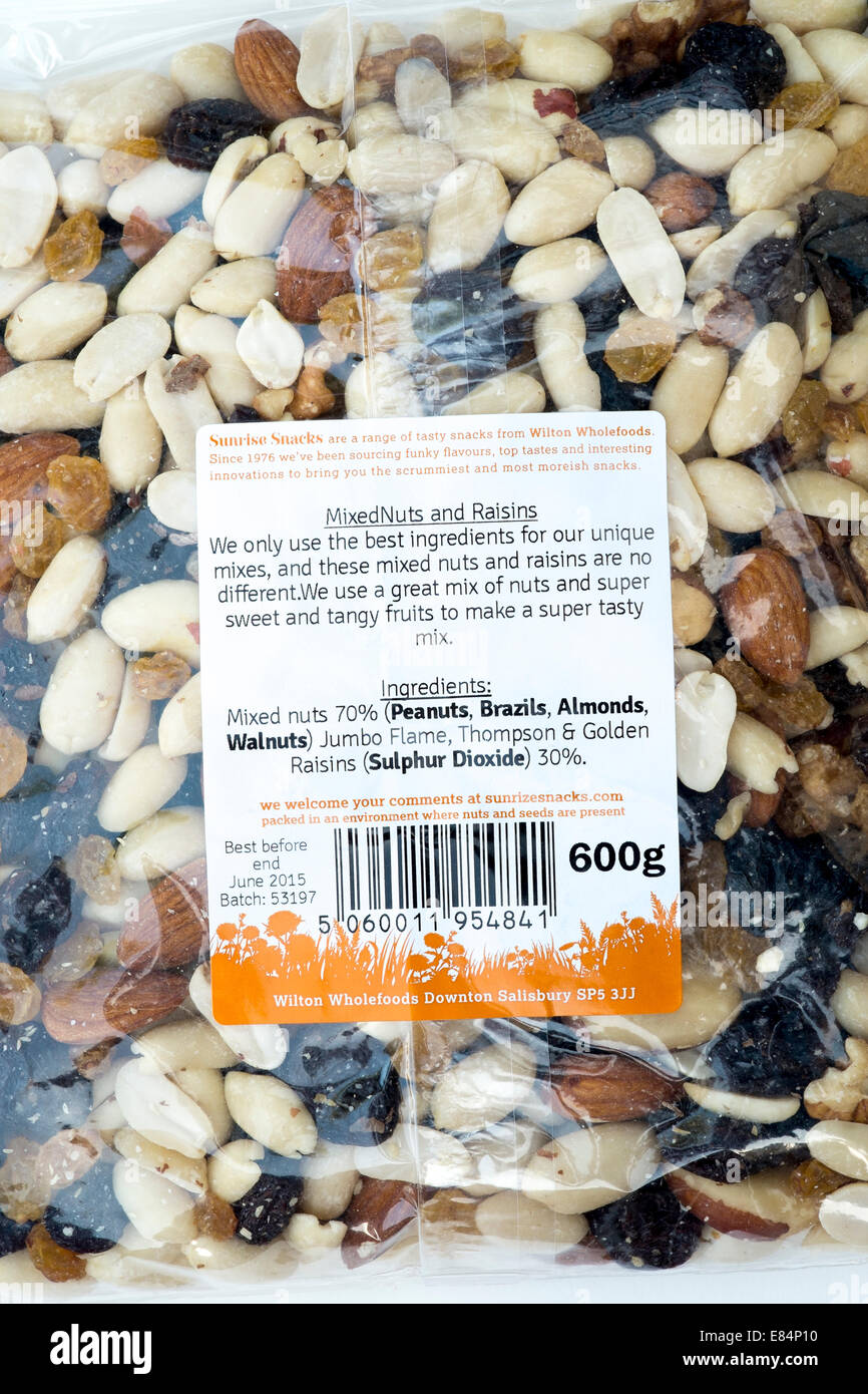 Bar-codiert-Label mit Inhalt und Nährwertangaben auf einem Cellophan-Pack von gemischten Früchten und Nüssen Stockfoto