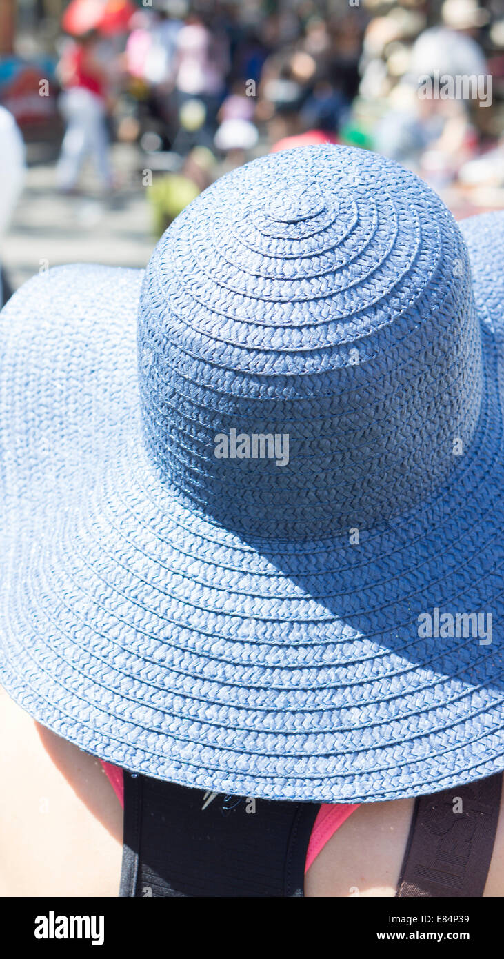 Frau in blauen Hut Stockfoto