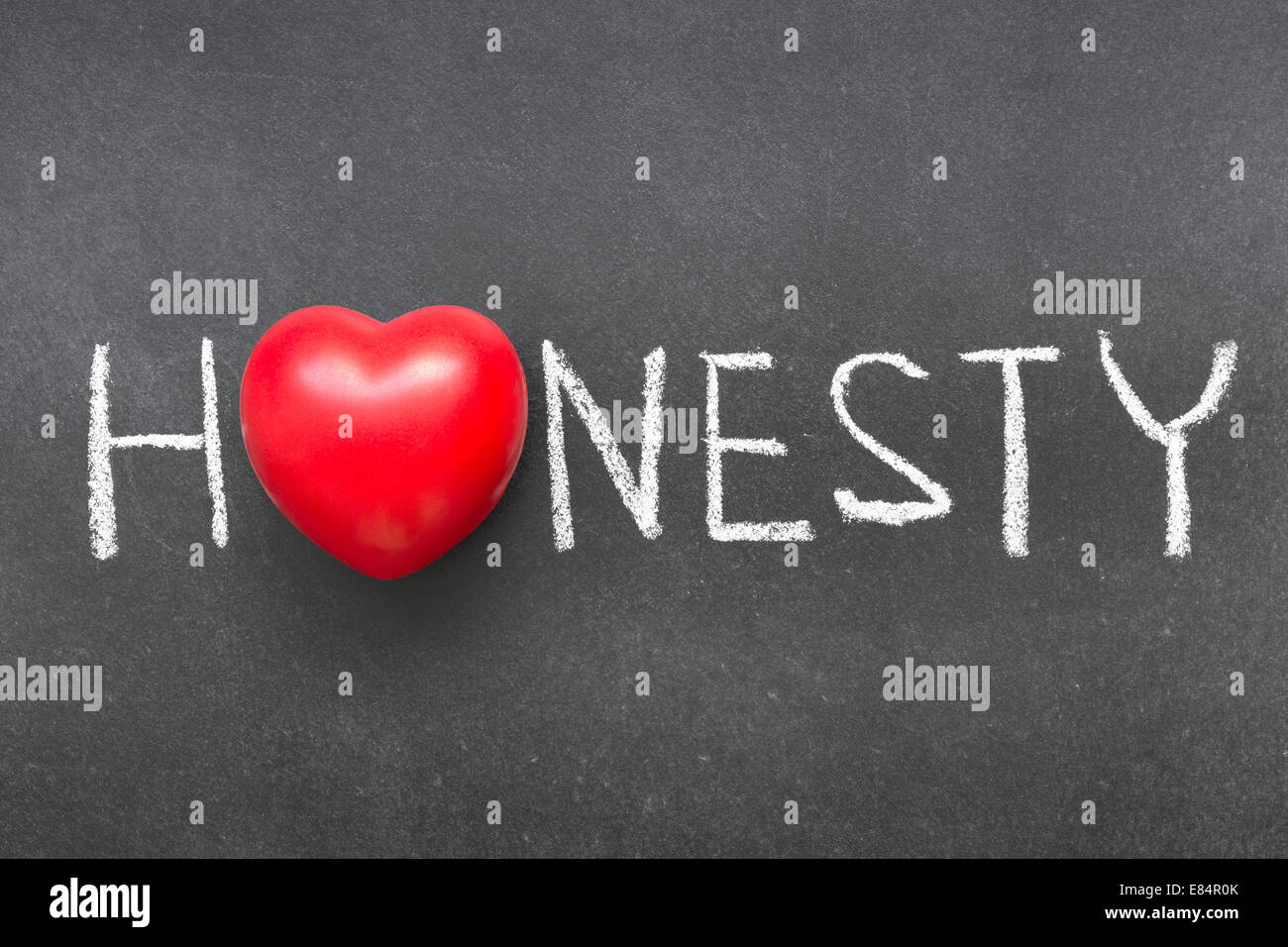 Ehrlichkeit-Wort handschriftlich auf Tafel mit Herzsymbol statt O Stockfoto