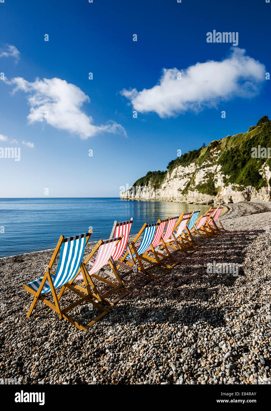 Zeile der Liegestühle am Strand. Stockfoto