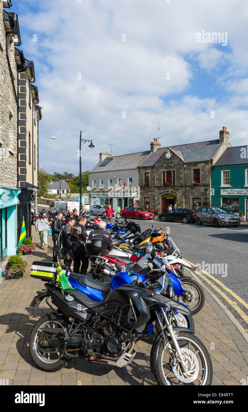 Biker an einem Samstag Nachmittag im Zentrum von Ardara, County Donegal, Irland Stockfoto