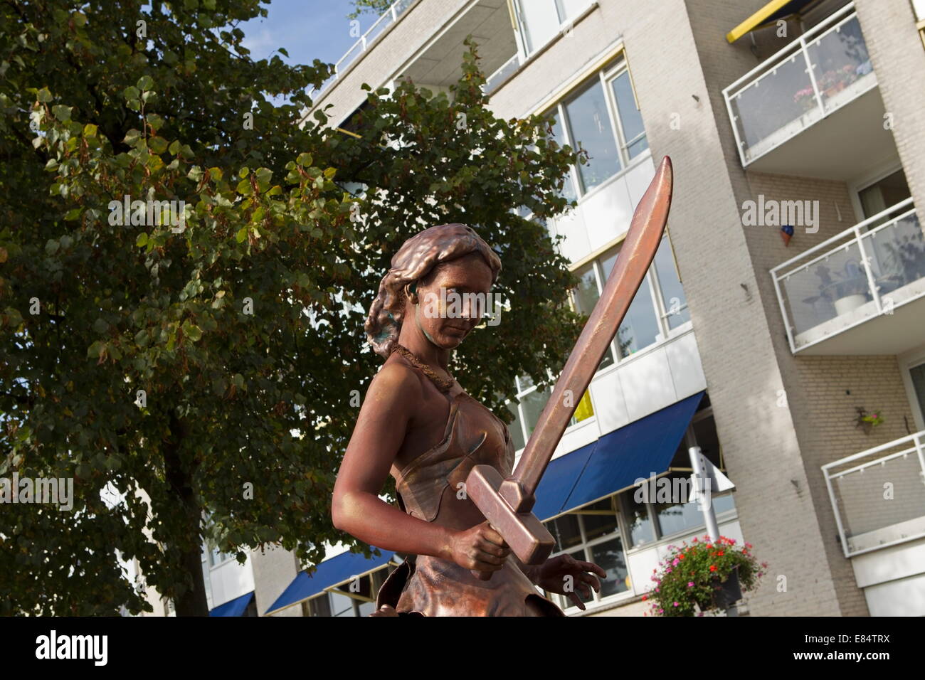 Arnhem, Niederlande - 28. September 2014: Mädchen mit Schwert bei den Weltmeisterschaften, die lebenden Statuen in Arnheim Stockfoto