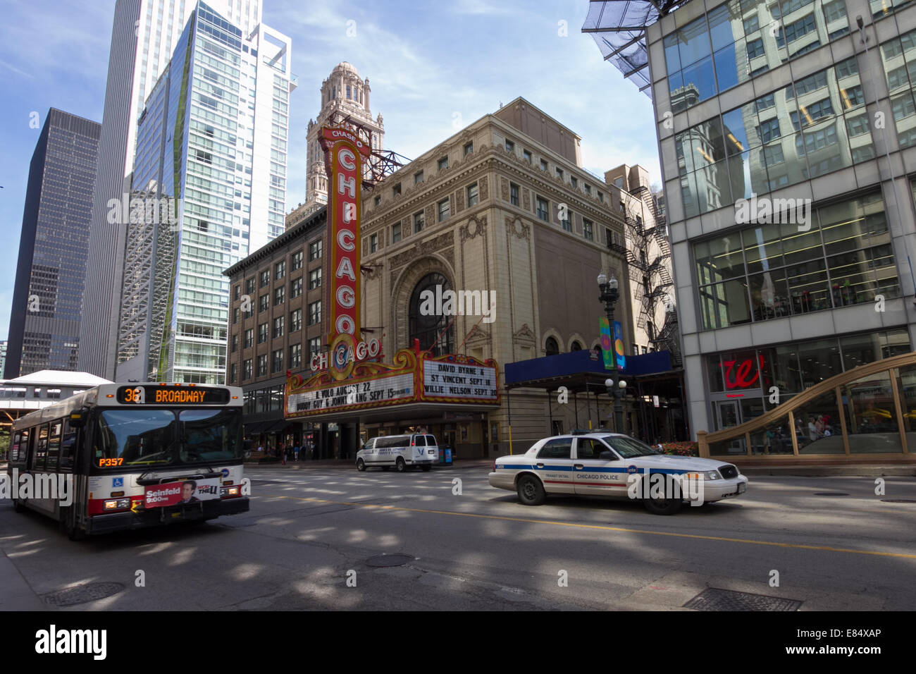 Straßen von Chicago mit dem Chicago Theater im Hintergrund. Stockfoto