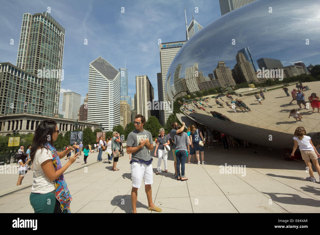 Touristen in Chicago Millennium Park und seine größte Attraktion - Cloud Gate. Stockfoto
