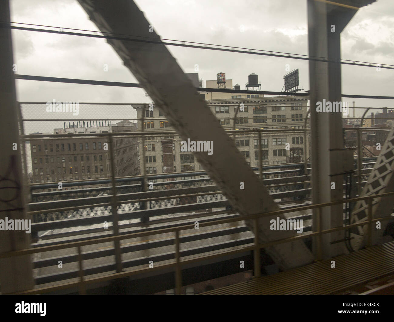 Die Manhattan Bridge überfahren an einem regnerischen Tag Richtung Brooklyn im Q-Zug. NEW YORK CITY. Stockfoto
