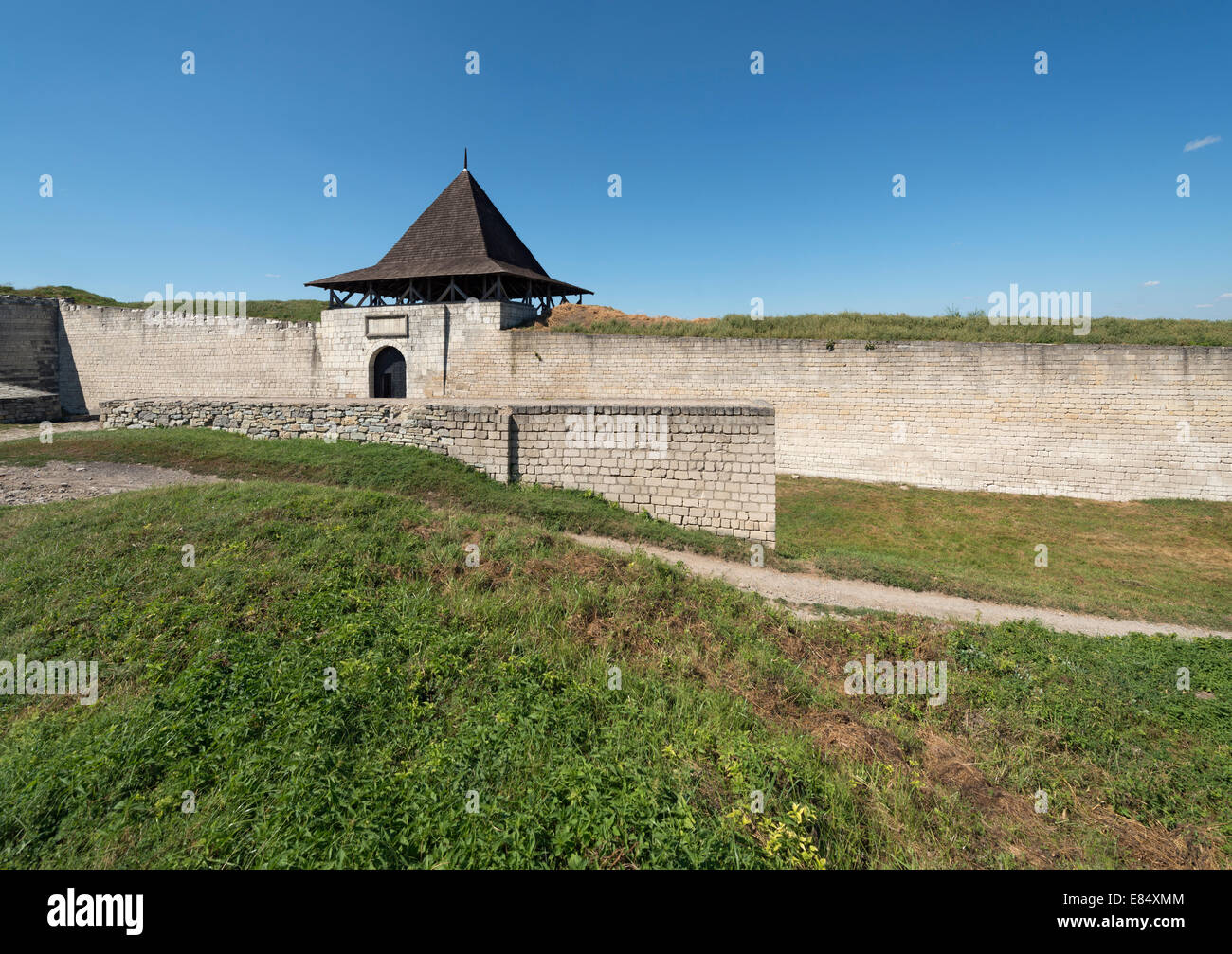 Chotiner Festung.  Osttor (Bender) der äußeren Zone der Festung, Blick vom außerhalb der Festung. Stockfoto