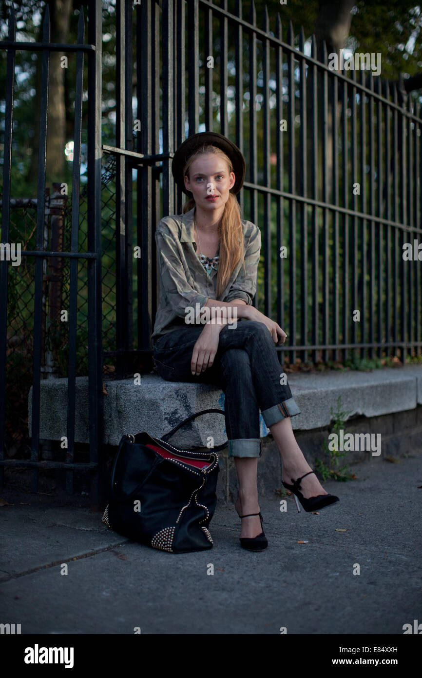 New York Frauen Fashion Week SS 2014 Tag 2 - Street Style mit: Svea Berlie  / / Levis - Jeans, Alexander McQueen - Tasche, Hut - Vintage, Ausrüstung -  Shirt wo: New