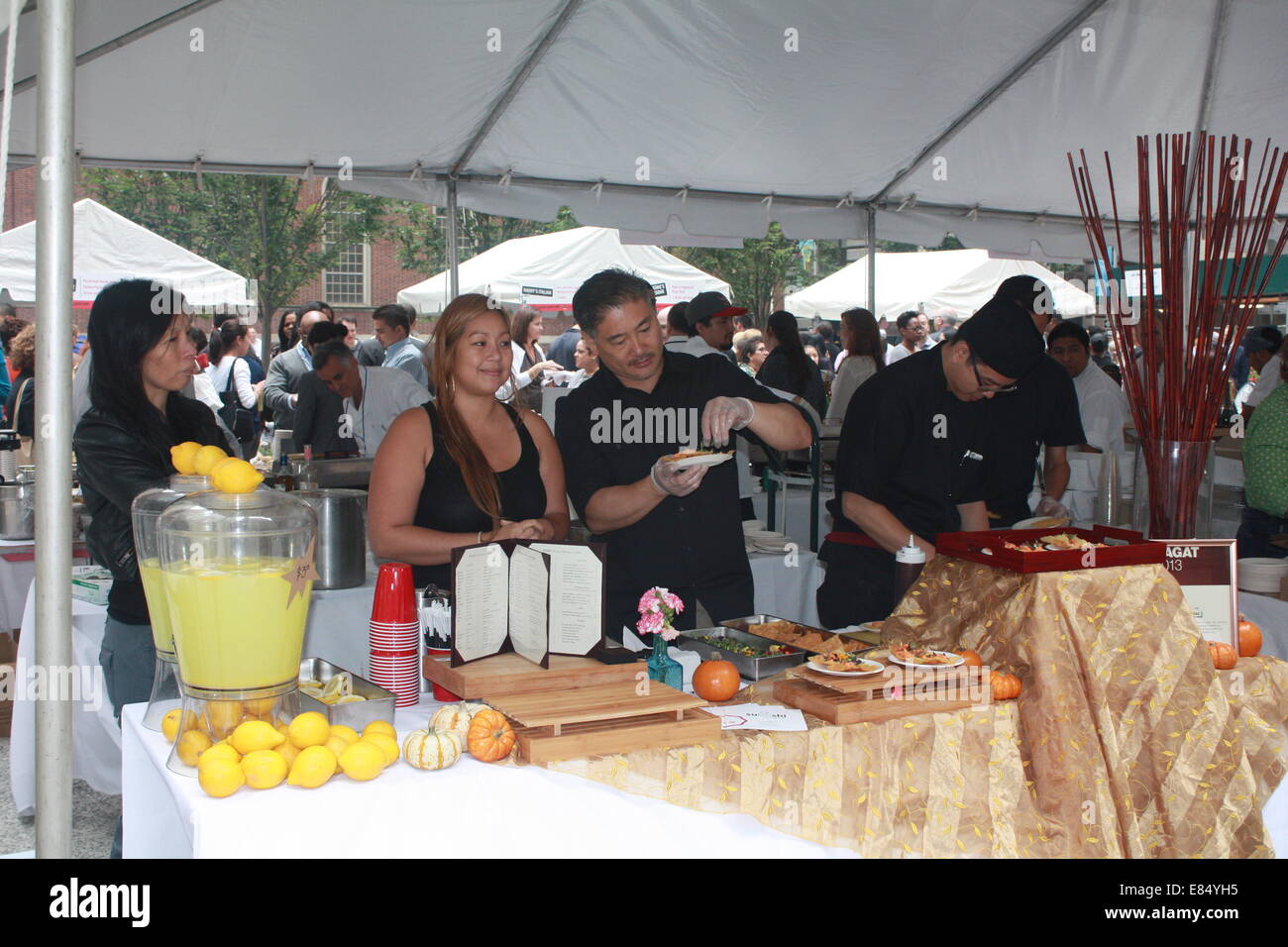 New York, USA. 30. September 2014. Menschen schmecken Lebensmittel während der Dine rund um Downtown Food Festival in Manhattan, New York, USA, am 30. September 2014. Das Dine rund um Downtown-Food-Festival vorgestellten mehr als 40 Restaurants und lockte mehr als 15.000 Besucher hier am Dienstag. © Huang Jihui/Xinhua/Alamy Live-Nachrichten Stockfoto