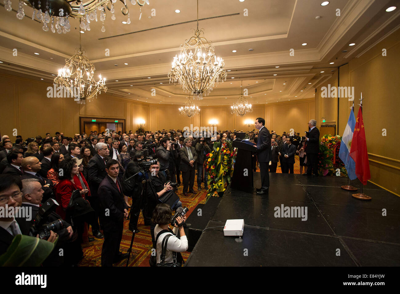 Buenos Aires, Argentinien. 30. September 2014. Chinesischer Botschafter in Argentinien Yang Wanming hält eine Rede im Rahmen einer Veranstaltung anlässlich des 65. Jahrestages der Gründung der Volksrepublik China, in Buenos Aires, die Hauptstadt von Argentinien, am 30. September 2014. Bildnachweis: Martin Zabala/Xinhua/Alamy Live-Nachrichten Stockfoto