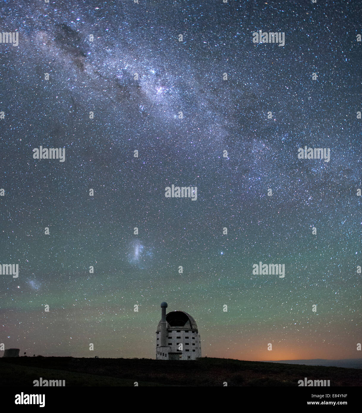 Die Milchstraße und das Salz (Southern African Large Telescope) in Sutherland, Provinz Northern Cape, Südafrika. Stockfoto