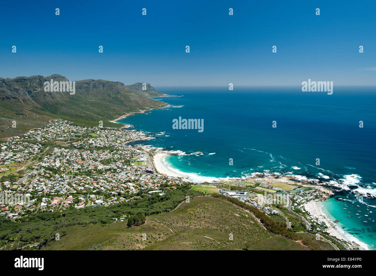 Kapstadts Atlantikküste zeigen die zwölf Apostel Berge und Vorort Camps Bay und Strand. Stockfoto