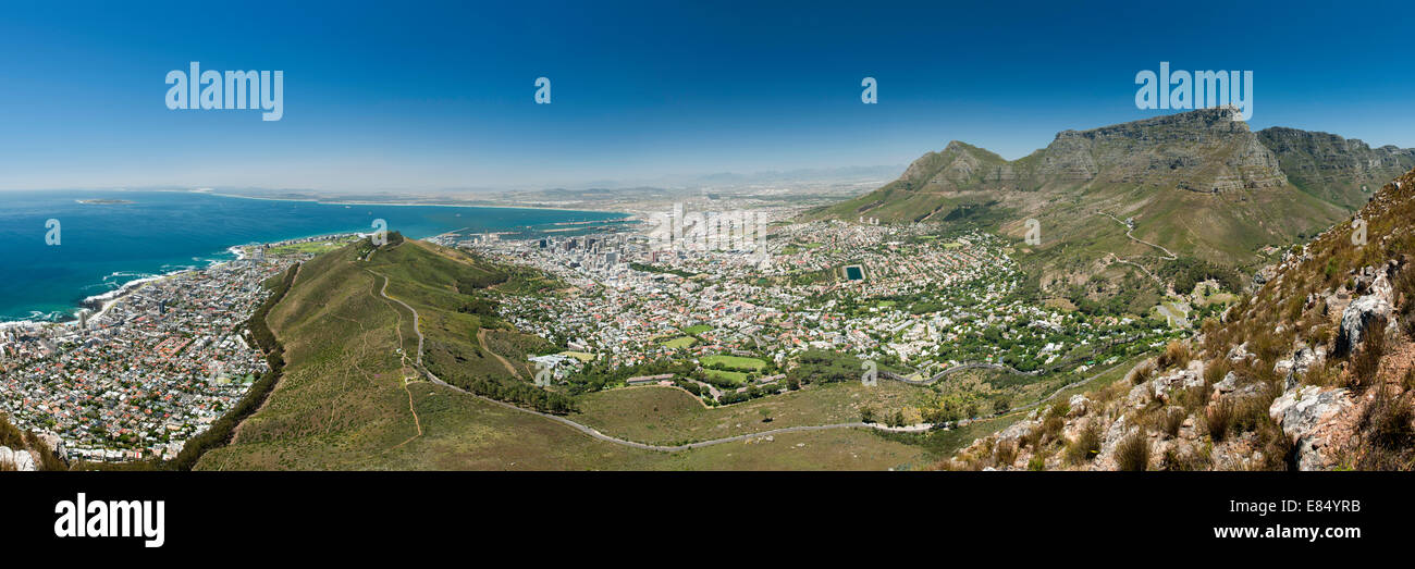 Panoramablick von der City of Cape Town mit Sea Point, Table Bay und Robben Island (links), der CBD (Mitte) und Table Mountain (r). Stockfoto