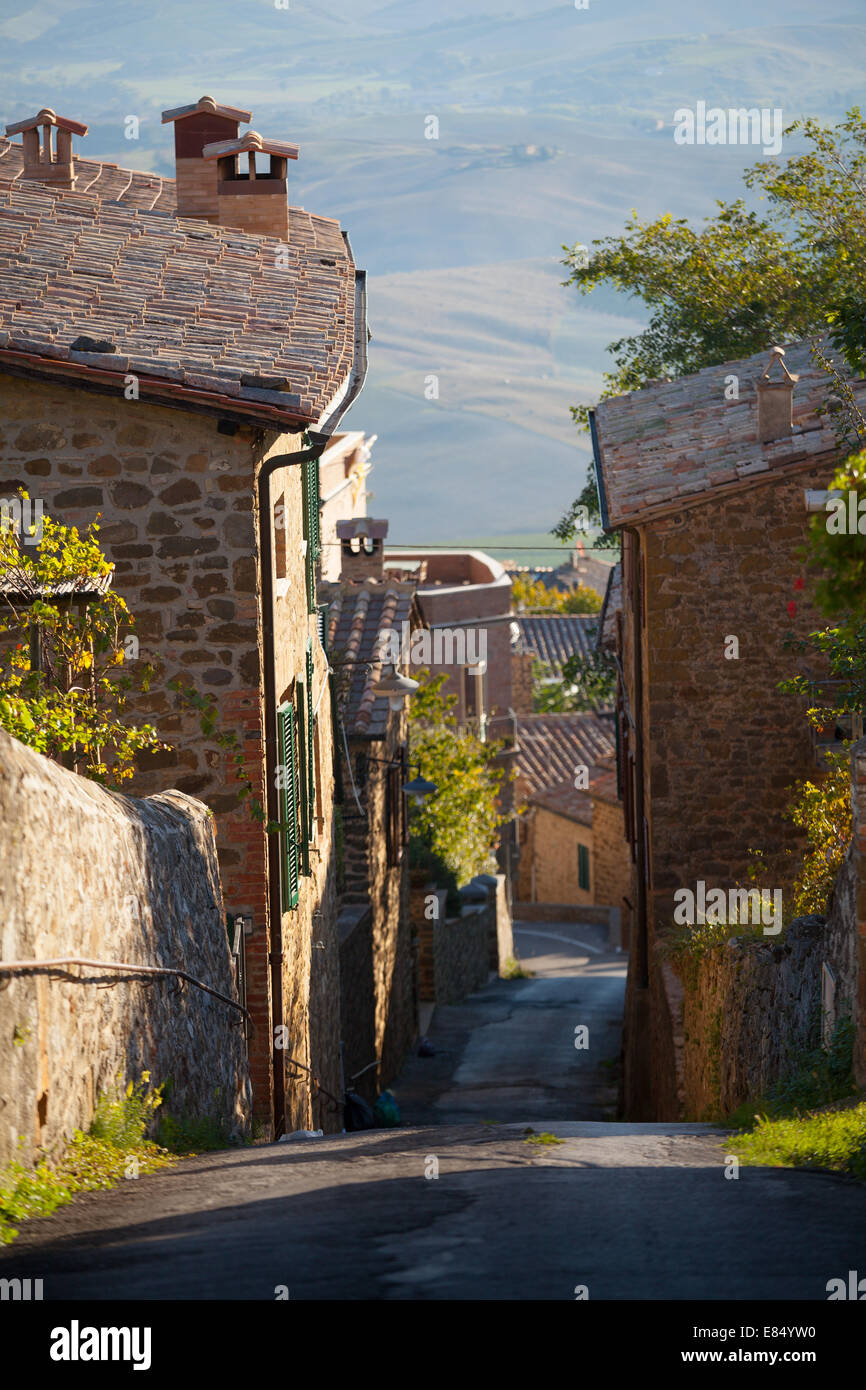 Blick auf die schmale Straße in Montalcino-Toskana Stockfoto