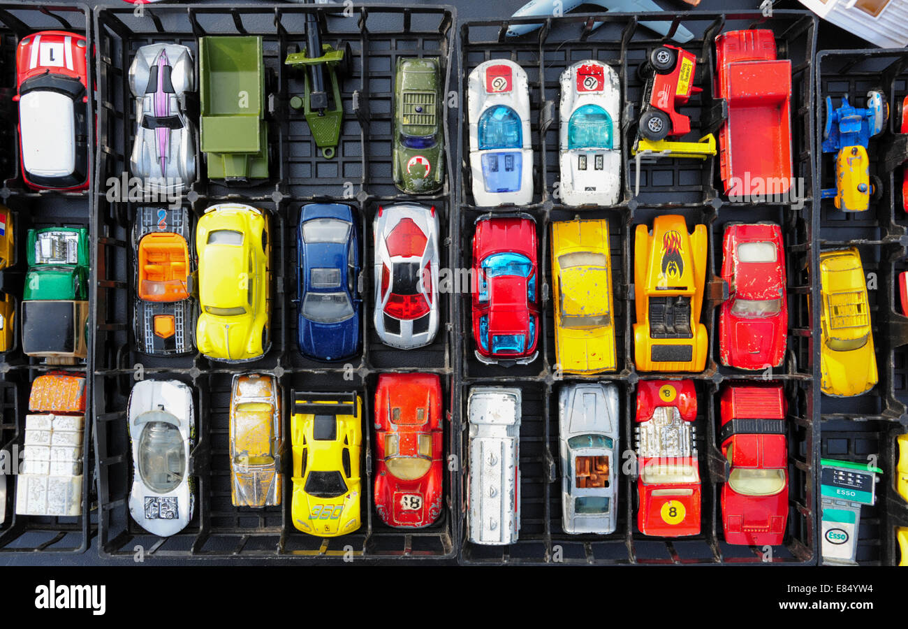 Zu verkaufen: Spielzeug-Autos in Körben an Pembrey Steam Rally. Carmarthenshire, Wales. VEREINIGTES KÖNIGREICH. Stockfoto