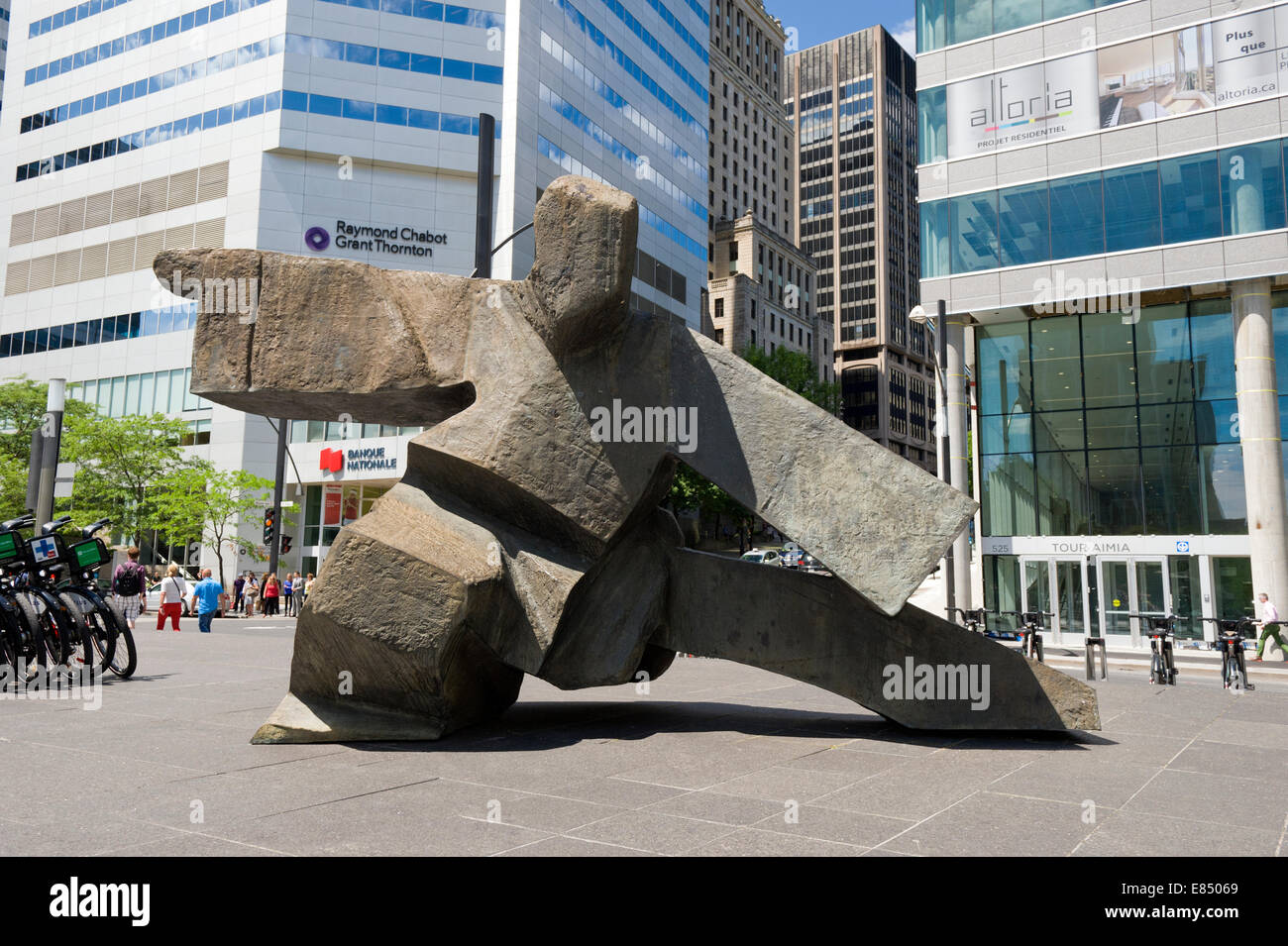 Gigantische Bronze-Skulptur des taiwanesischen Künstlers Ju Ming, installiert am Victoria Square in Montreal, Provinz Quebec, Kanada. Stockfoto