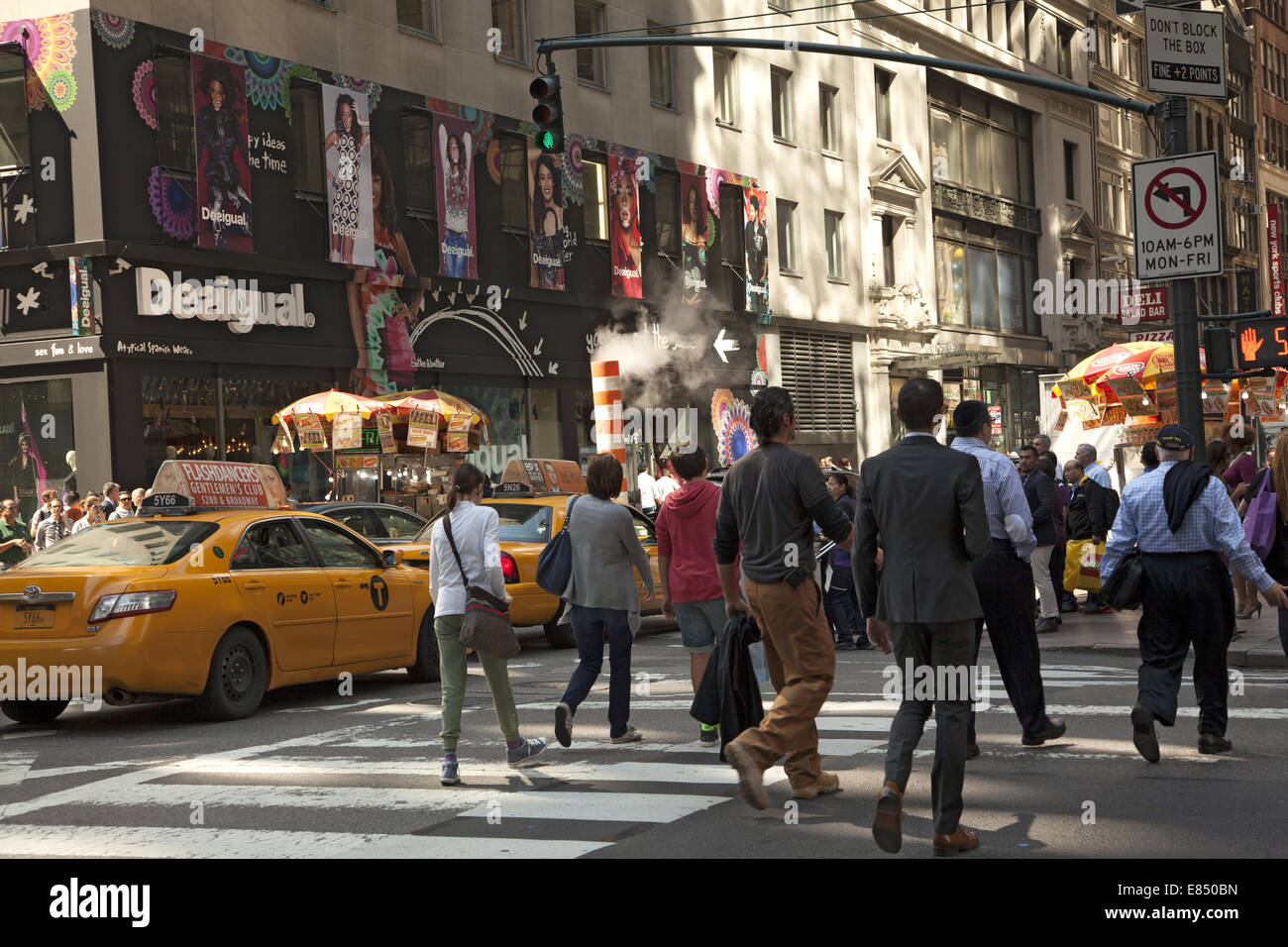 5th Avenue; Menschen; Fußgänger; Fuß; Shopper; New Yorker; Gruppe; Gruppen; Schaufenster; Touristen; Einkaufen; Urban; Straße, Stockfoto