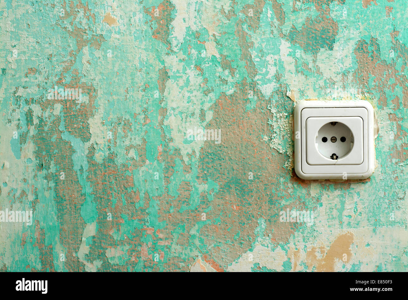 Elektrische Stecker auf einer alten Mauer. Stockfoto