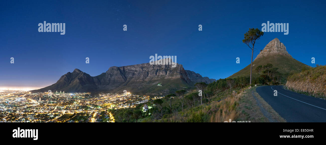 Nacht, Mondschein-Panorama von der Stadt Kapstadt und den Tafelberg. Stockfoto