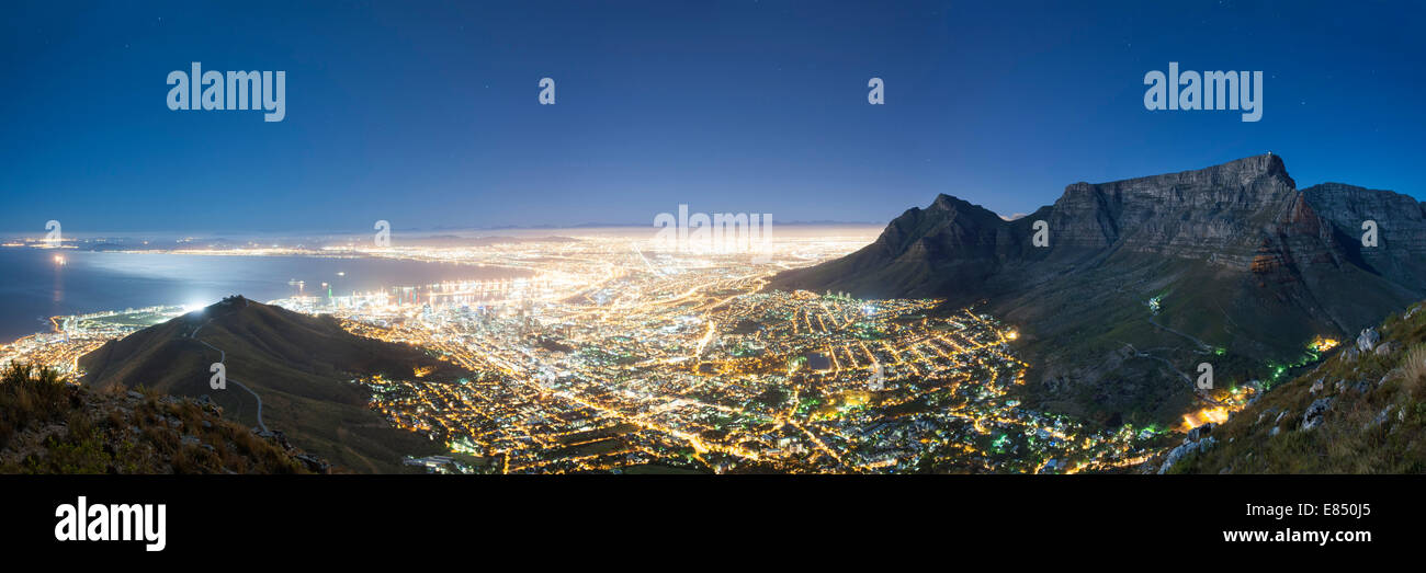 Nacht, Mondschein-Panorama von der Stadt Kapstadt und den Tafelberg. Stockfoto