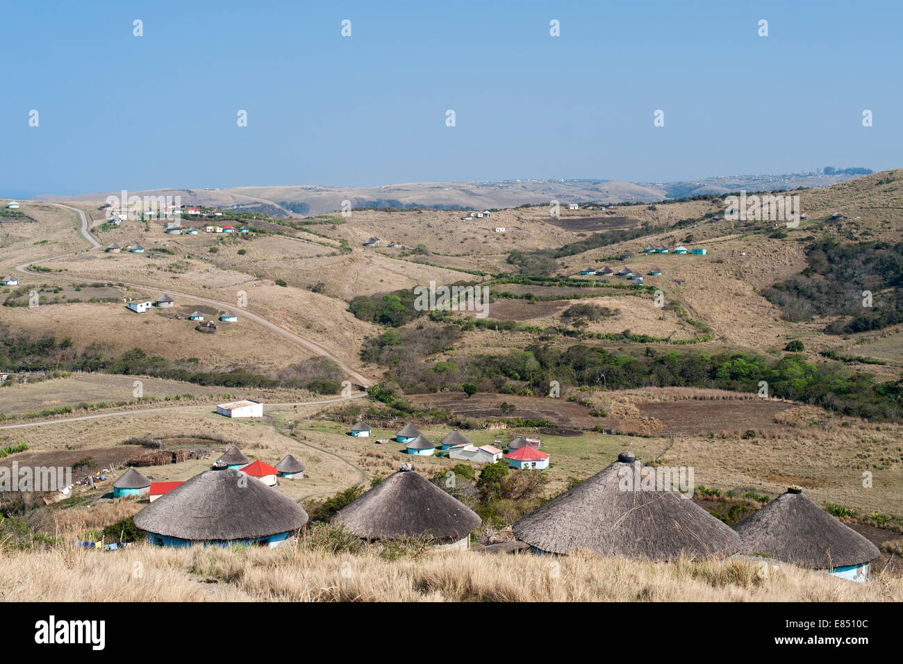 Xhosa-Hütten auf den Hügeln in der Nähe von Coffee Bay in Südafrika Eastern Cape Provinz. Stockfoto