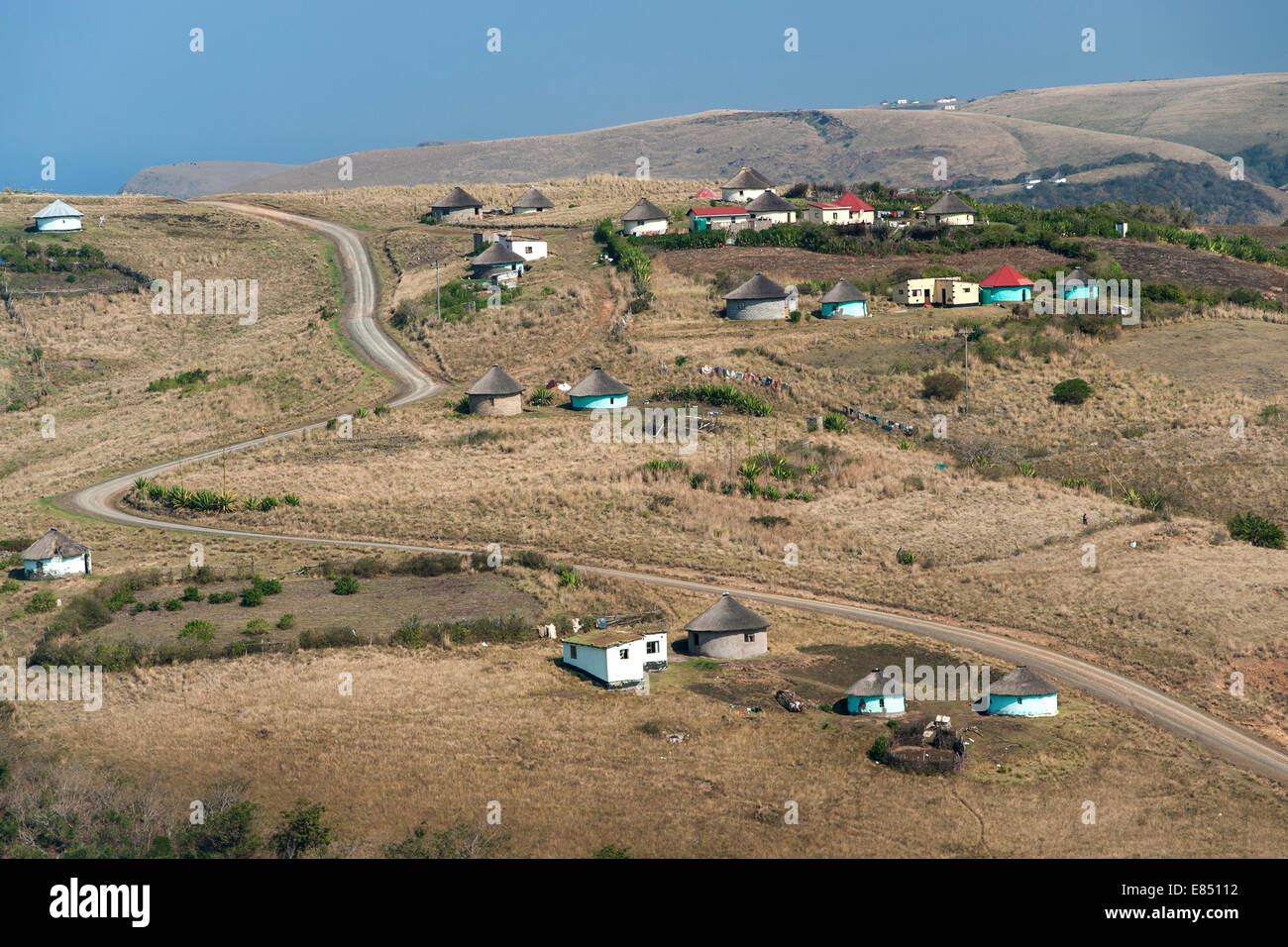 Xhosa-Hütten auf den Hügeln in der Nähe von Coffee Bay in Südafrika Eastern Cape Provinz. Stockfoto