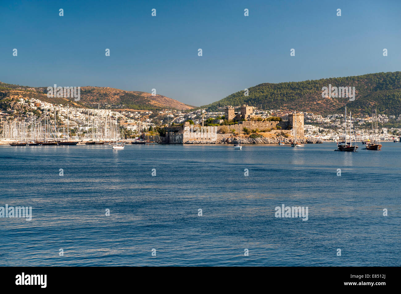 Blick auf den Hafen, Schloss und Stadt Bodrum an der Ägäisküste in der Türkei. Stockfoto
