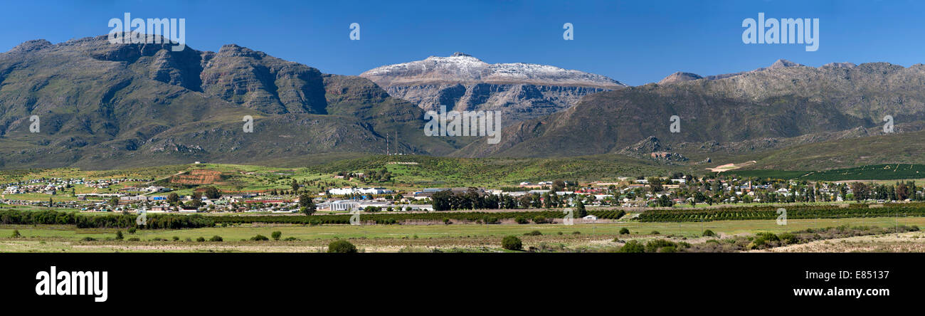 Panoramablick über die Stadt Citrusdal am Fuße der Cederberg Mountains im westlichen Kapprovinz Südafrikas. Stockfoto