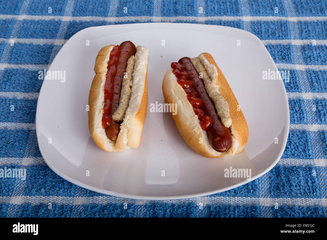 Zwei Hot-Dogs in Winkel auf einem weißen Teller Stockfoto