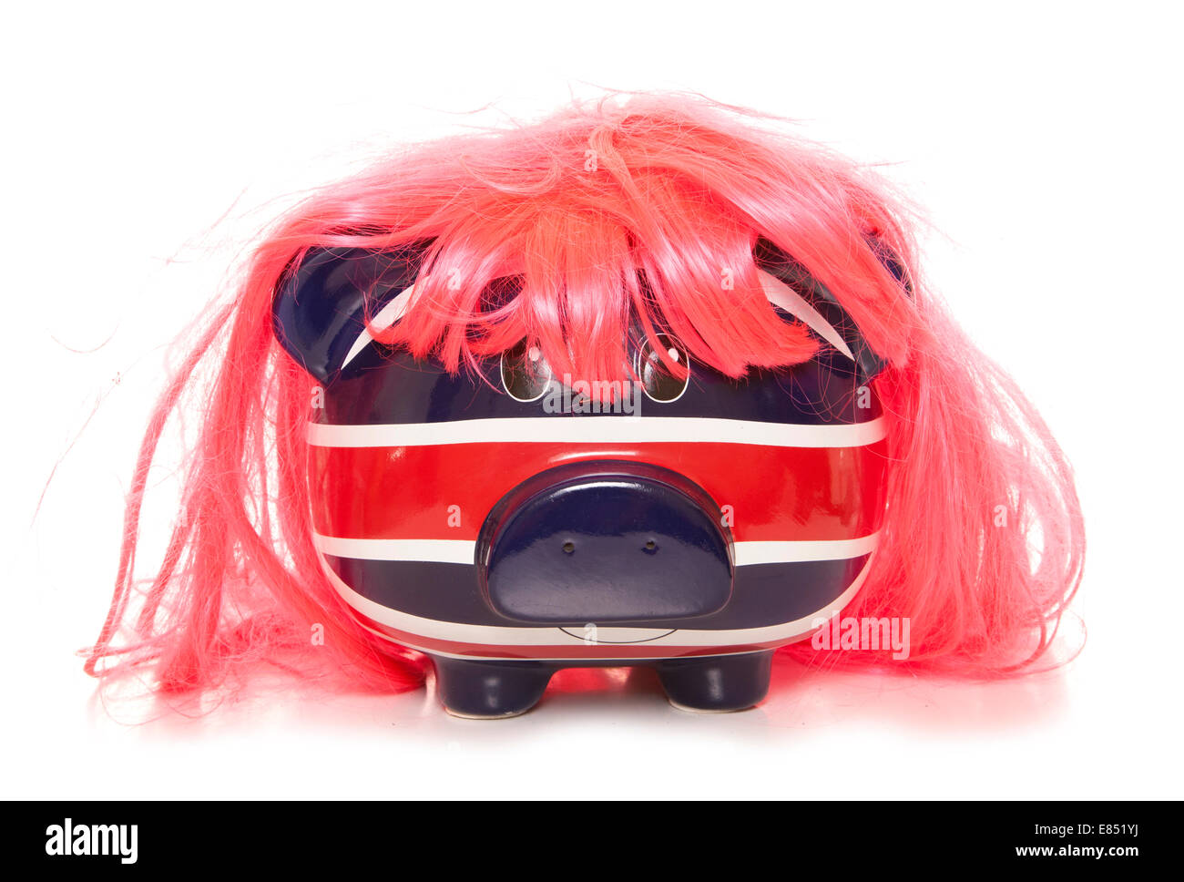 Britische Piggy Bank trägt einen rosa Perücke-Ausschnitt Stockfoto